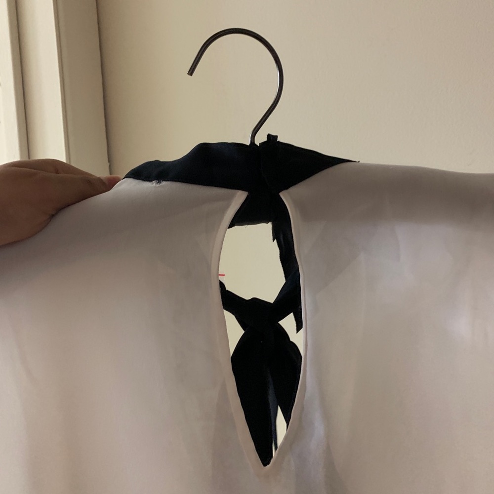 White blouse - Picture 3 of 4